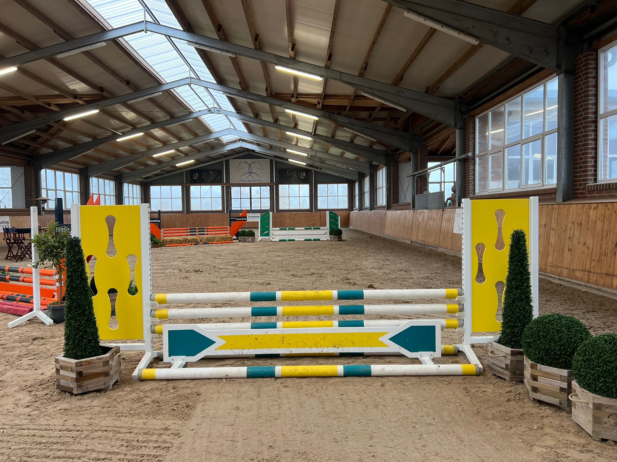 gelb-petrolfarbendes Hindernis