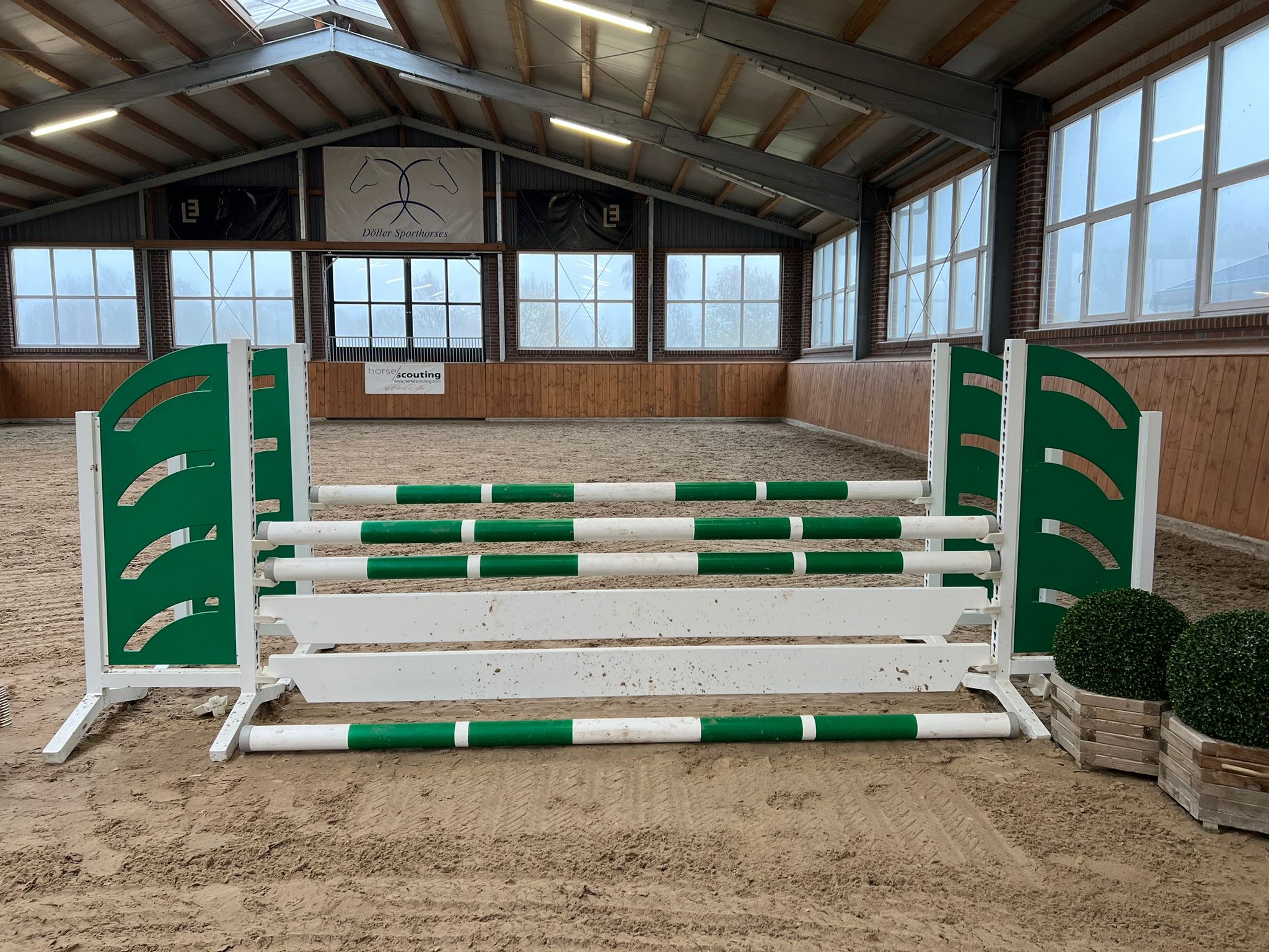 grün-weißes Hindernis